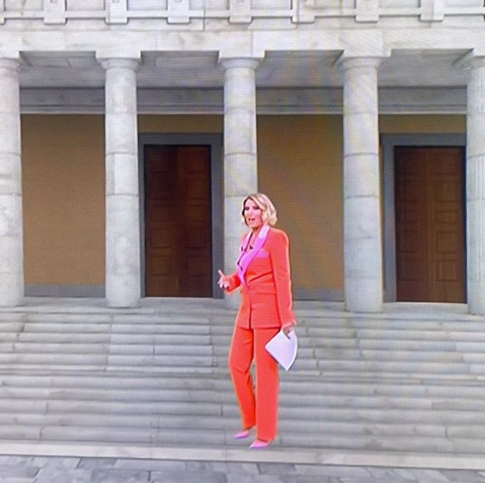Μονόχρωμο κοστούμι για τη Ράνια Τζίμα και το colour blocking ρίσκο που απέδωσε για τη Σία Κοσιώνη