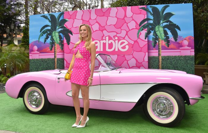 Η Margot Robbie είναι η Barbie που πάντα θέλαμε  Tα σύνολα από το press tour της έχουν γίνει viral
