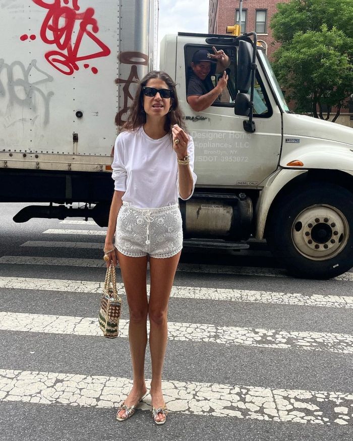 Το style icon της Νέας Υόρκης Leandra Medine έχει 6 τρόπους να φορέσεις το σορτς σου στην πόλη