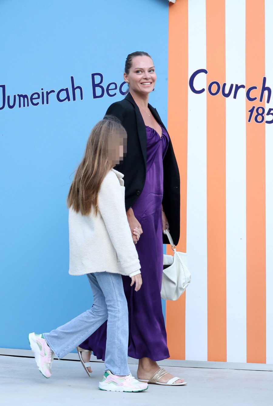Η Υβόννη Μπόσνιακ ακολουθεί το inspo της Victoria Beckham και επιλέγει ένα αέρινο slip dress