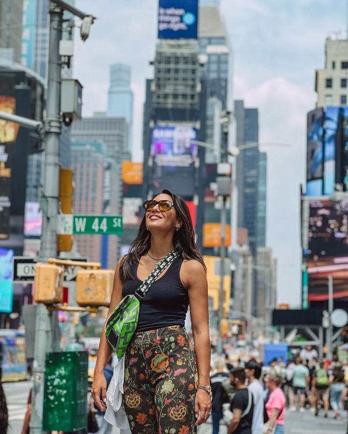 Ευγενία Σαμαρά: Τα δύο looks που έκανε με βερμούδα στους δρόμους της Νέας Υόρκης  Cool vibes only