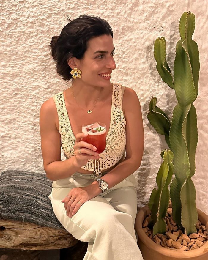 Η Τόνια Σωτηροπούλου αναβάθμισε το crochet λευκό top με έναν τολμηρό συνδυασμό