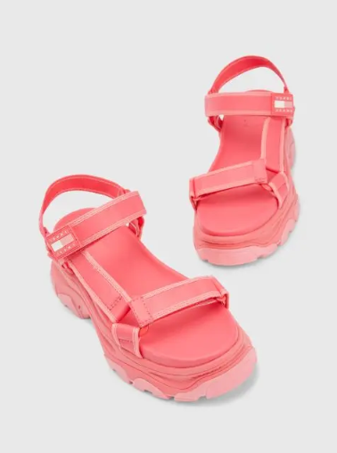 Οδηγός αγοράς: Τα velcro sandals είναι τα ugly άνετα πέδιλα που έγιναν πλέον κλασικά