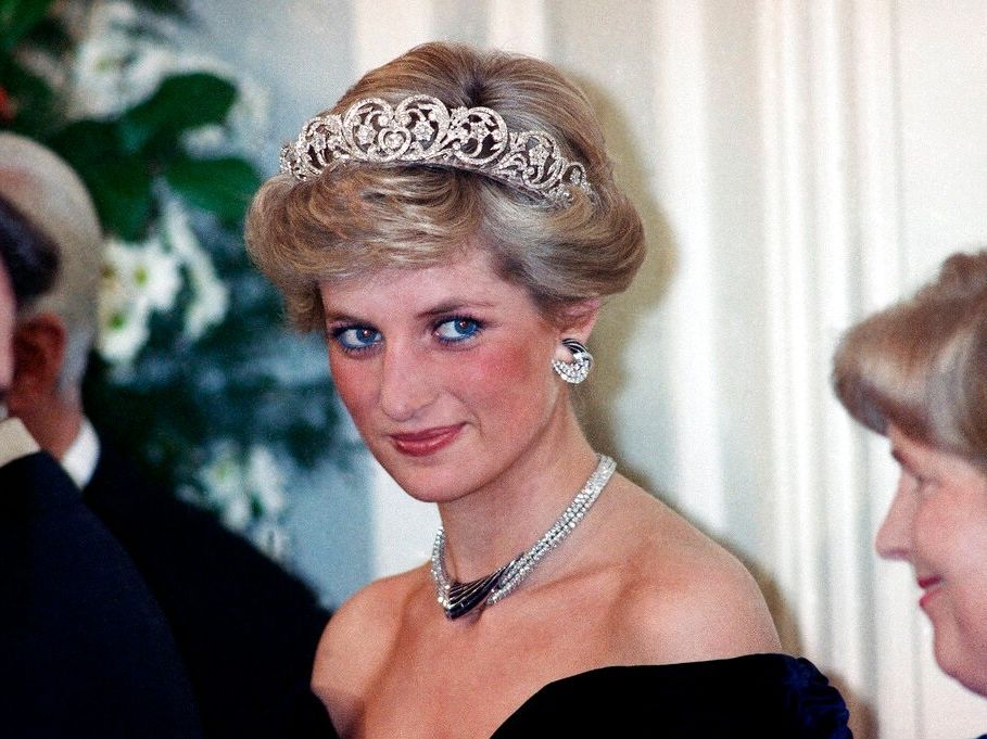 Πώς η πριγκίπισσα Diana έγινε από αγαπημένη του λαού και αγαπημένη των Gen Zers;
