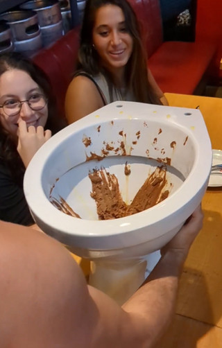Οργή για εστιατόριο που σέρβιρε σοκολατένιο γλυκό σε λεκάνη τουαλέτας – «Το πιο αηδιαστικό πράγμα που έχω δει ποτέ»