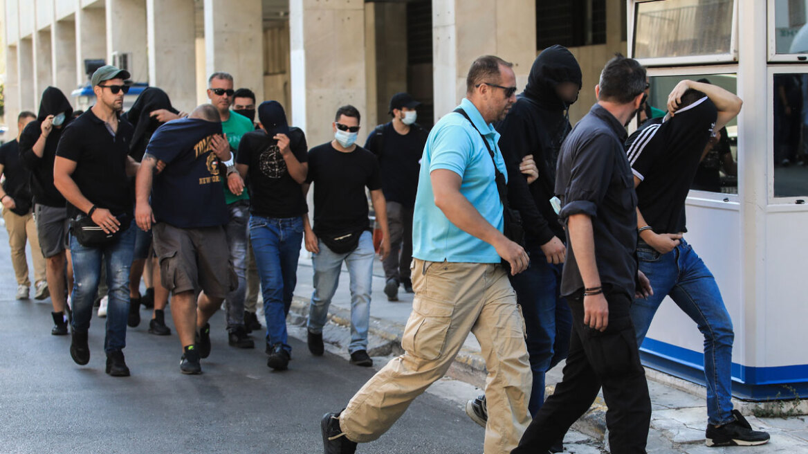 arouraios-image-hooligans-3