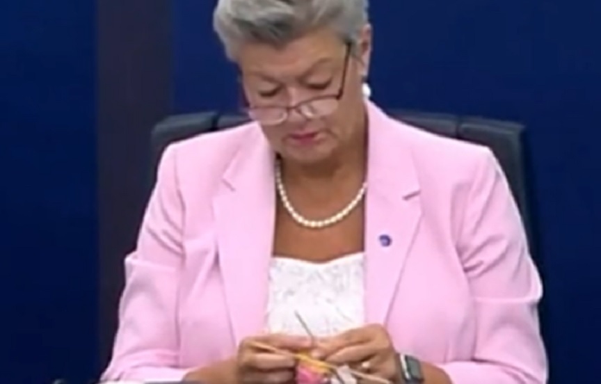 Η Επίτροπος Εσωτερικών Υποθέσεων της Κομισιόν, Ίλβα Γιόχανσον, έπλεκε ροζ κάλτσες στο Ευρωκοινοβούλιο ενώ μιλούσε η φον ντερ Λάιεν