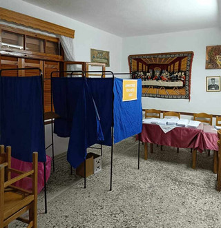 Αυτοδιοικητικές εκλογές: Στις Σέρρες δεν είχαν που να βάλουν την κάλπη και την έστησαν σε αίθουσα μνημοσύνων