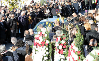 Ο Βασίλης Καρράς «επέστρεψε» στο αγαπημένο του Κοκκινοχώρι, στους πρόποδες του Παγγαίου – Χιλιάδες άνθρωποι στην ταφή του