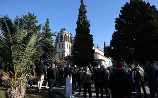 Ο Βασίλης Καρράς «επέστρεψε» στο αγαπημένο του Κοκκινοχώρι, στους πρόποδες του Παγγαίου – Χιλιάδες άνθρωποι στην ταφή του