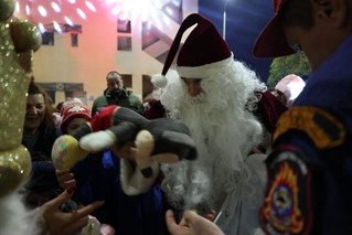 Ο Άγιος Βασίλης έφτασε στην Παιδιατρική Κλινική του Πανεπιστημιακού Νοσοκομείου Λάρισας