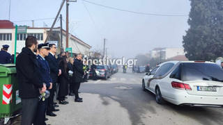 Θρήνος στην κηδεία του αστυνομικού που δολοφονήθηκε στη Θεσσαλονίκη – «Γιατί παλικάρι μου»