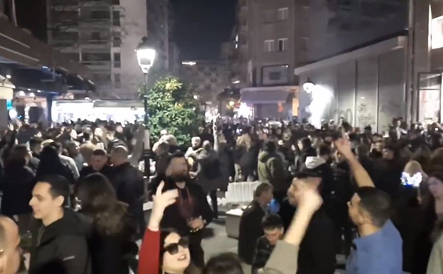 Βίντεο με Θεσσαλονικείς σε κεντρικό δρόμο της πόλης να αποχαιρετούν με τραγούδι τον Βασίλη Καρρά