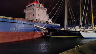 Φορτηγό πλοίο στο Ναύπλιο παρασύρθηκε από τους ανέμους και συγκρούστηκε με σκάφη