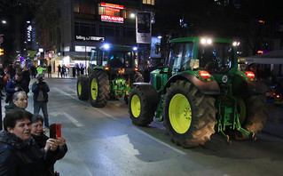 Οι αγρότες μπήκαν με τα τρακτέρ τους στο κέντρο της Λάρισας και της Καρδίτσας – Έριξαν άχυρα και γάλα στο δρόμο