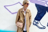 Casual chic vibes: Η Σοφία Καρβέλα δείχνει πώς να φορέσεις την καπαρντίνα τον Μάιο