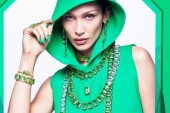 Η Bella Hadid είναι το νέο πρόσωπο της Swarovski και μας συστήνει το νέο «frosting»