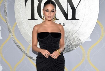 H Vanessa Hudgens με δημιουργία Schiaparelli έκλεισε μία σεζόν με τα πιο stylish red carpet looks