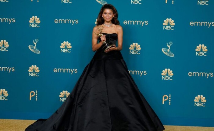 Emmy Awards 2022: Το κόκκινο χαλί «βάφτηκε» μπλε και η θεά Zendaya κέρδισε και πάλι τις εντυπώσεις