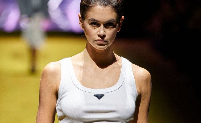 Το λευκό tank top της Prada είναι το it item της σεζόν και η συζήτηση για τη logomania ανοίγει ξανά