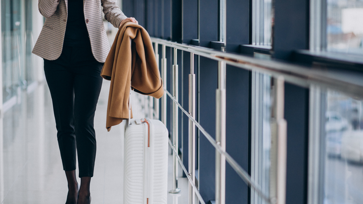 arouraios-image-business-woman-terminal-with-travel-bag