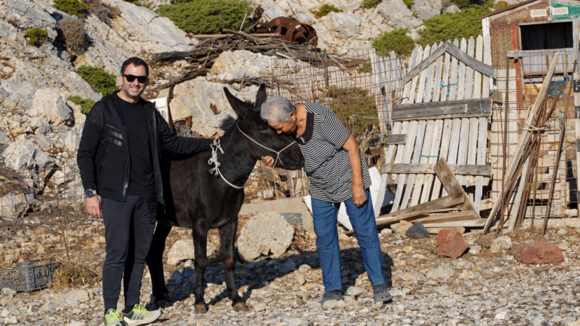 Κίναρος: Έφτασε στην κυρά Ρηνιώ το γαϊδουράκι που θα της κρατάει συντροφιά