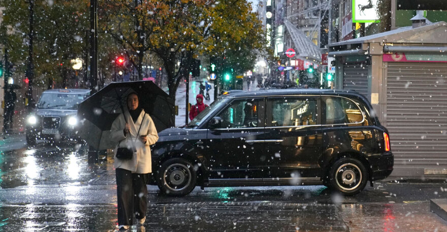 Κακοκαιρία στην Αγγλία: Ένας νεκρός και 10 διασωθέντες από την καταιγίδα «Μπερτ» που βύθισε στο χάος το Ηνωμένο Βασίλειο